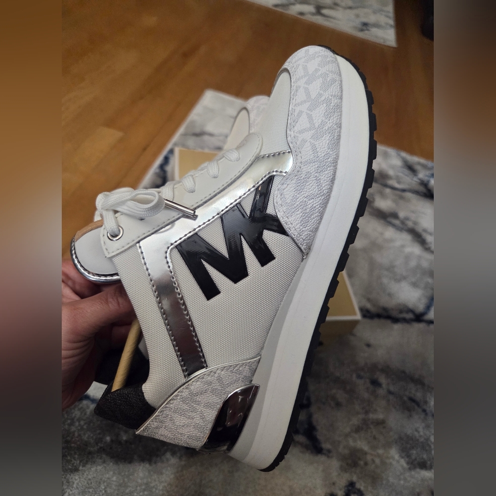 New Michael Kors Maddy Two-Tone Logo Trainer Size 6.5 - Picture 7 of 8